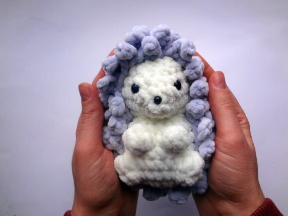 Cute Amigurumi Hedgehog — cute amigurumi patterns Cute amigurumi hedgehog in hands — cute amigurumi patterns