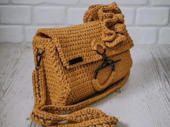 Crochet Crossbody Bag with Ruffles — crochet crossbody bag patterns Crochet crossbody bag with ruffles in mustard color — crochet crossbody bag patterns