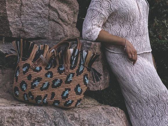 Leopard Crochet Tote Bag — crochet tote bags patterns Crochet tote bag with leopard pattern and raffia details — crochet tote bags patterns