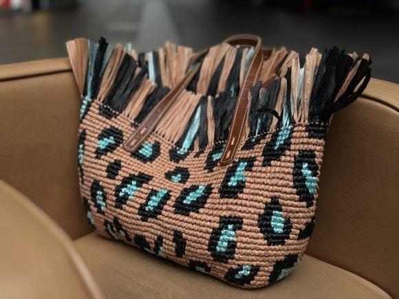 Leopard Crochet Tote Bag — crochet tote bags patterns Crochet tote bag with leopard pattern and raffia details — crochet tote bags patterns