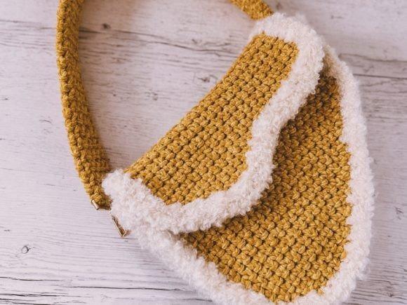 Crochet Saddle Bag Pattern — crochet crossbody bag patterns Crochet crossbody bag with saddle silhouette in mustard and white. — crochet crossbody bag patterns