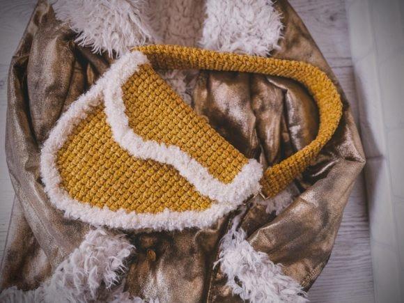 Crochet Crossbody Bag Pattern — crochet crossbody bag patterns Crochet crossbody bag pattern in saddle silhouette with a gold color and white trim. — crochet crossbody bag patterns
