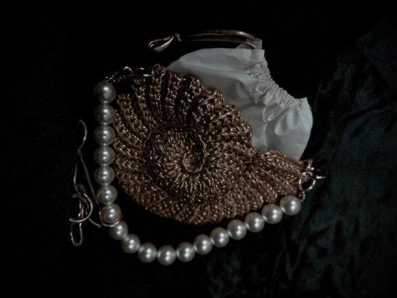 Crochet Shell Bag Pattern — crochet crossbody bag patterns Crochet crossbody bag with shell-inspired design and pearl strap — crochet crossbody bag patterns
