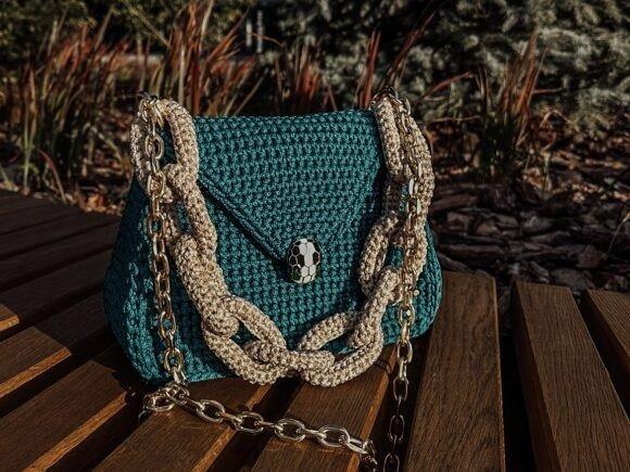 Stylish Crochet Handbag — Crochet clutch bag patterns Crochet clutch bag with chain strap and decorative lock — Crochet clutch bag patterns