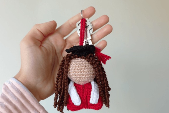 Faceless-Graduation-Doll-Crochet-Pattern-Graphics-112601862-2-580x387