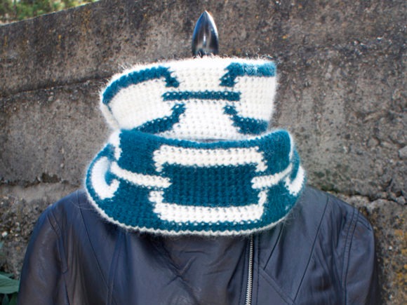 Infinity Chain Scarf Pattern — Crochet Scarf Patterns Crochet Infinity Chain Scarf in teal and white colors — Crochet Scarf Patterns