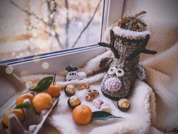 Crochet Reindeer Boot Basket — Christmas Crochet Patterns Crochet reindeer boot basket with festive treats — Christmas Crochet Patterns
