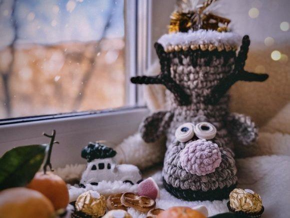 Reindeer Boot Basket — Christmas Crochet Patterns Crochet reindeer boot basket with candy and small gifts — Christmas Crochet Patterns