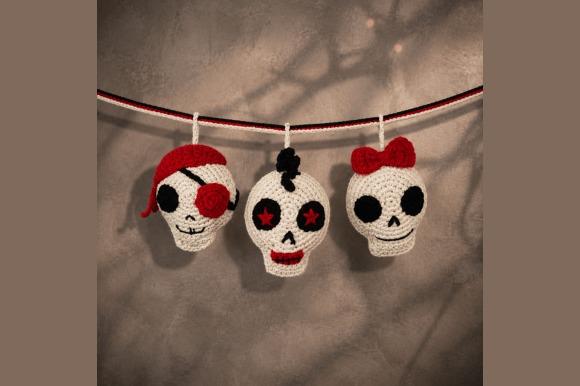 Crochet Skull Garland — Halloween amigurumi patterns Crochet skulls in a garland for Halloween decoration — Halloween amigurumi patterns