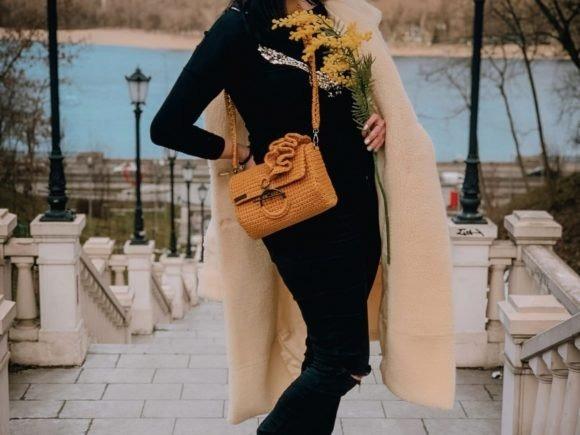 Crochet Bag Patterns Crochet bag with ruffles in a stylish outfit — crochet bag patterns