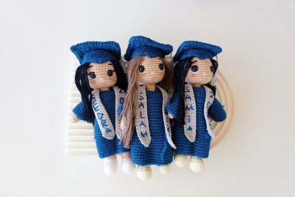 Graduation Doll Crochet Pattern — amigurumi patterns Graduation Doll Crochet Pattern featuring three dolls in caps and gowns — amigurumi patterns